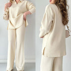 Femme portant un ensemble beige en maille côtelée, composé d'un pull à boutons et d'un pantalon ample. Mode automne-hiver, tenue confortable et élégante.