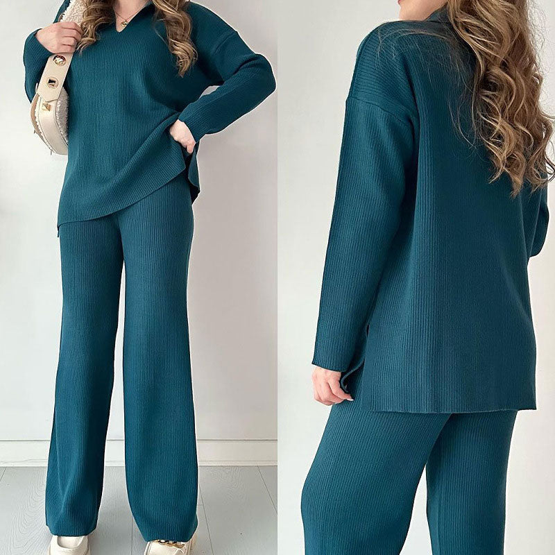 Femme portant un ensemble pull et pantalon bleu canard, style décontracté, avec sac beige. Mode automne-hiver, tenue confortable et élégante.