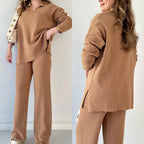 Femme portant un ensemble tricoté beige, composé d'un pull ample et d'un pantalon large. Style décontracté et élégant, idéal pour l'automne.
