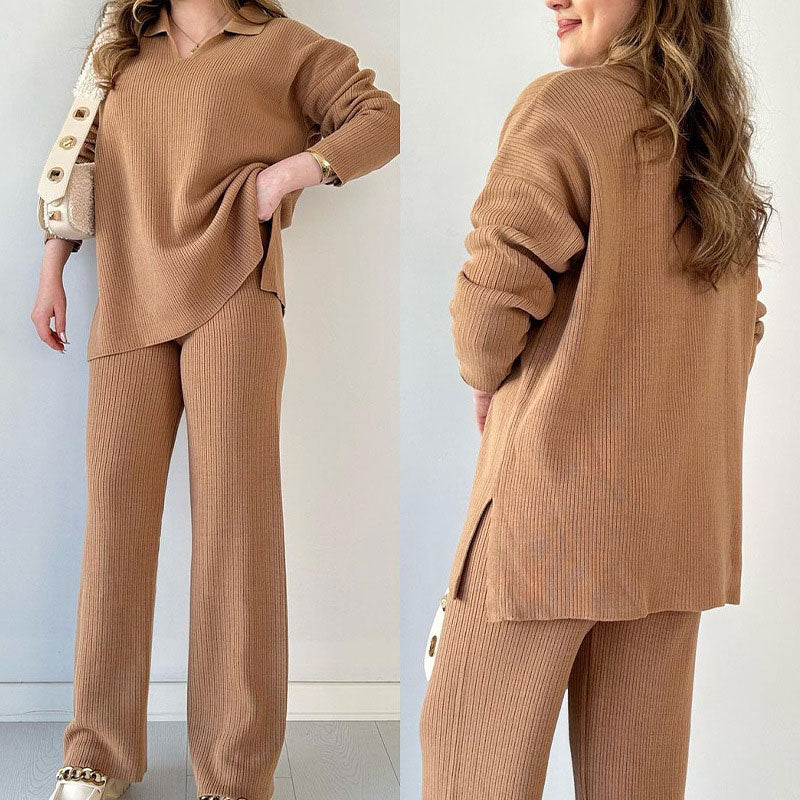 Femme portant un ensemble tricoté beige, composé d'un pull ample et d'un pantalon large. Style décontracté et élégant, idéal pour l'automne.