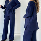 Tenue élégante en maille bleu marine pour femme, comprenant un pull ample et un pantalon large. Mode automne-hiver, style décontracté et chic.