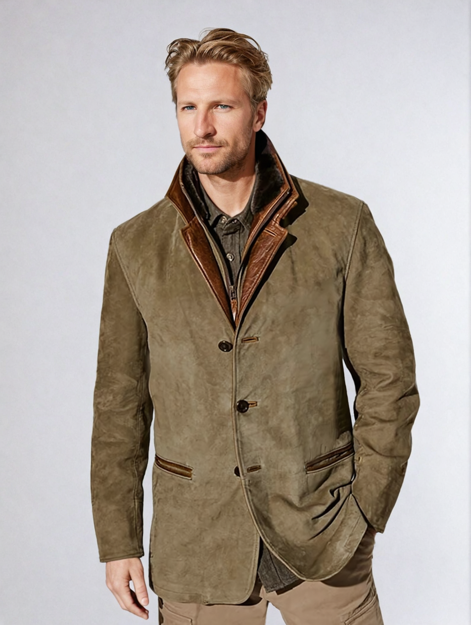 Homme portant une veste en daim marron avec col en cuir, chemise marron et pantalon beige. Mode masculine élégante, style automne-hiver.