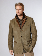 Homme portant une veste en daim marron avec col en cuir, chemise marron et pantalon beige. Mode masculine élégante, style automne-hiver.