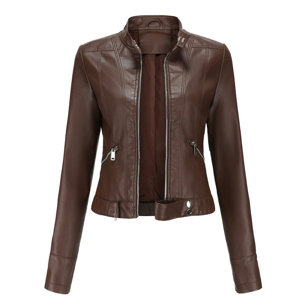 Veste en cuir marron pour femme avec fermeture éclair, col montant et poches zippées. Mode élégante, style motard, vêtement tendance.