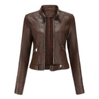 Veste en cuir marron pour femme avec fermeture éclair, col montant et poches zippées. Mode élégante, style motard, vêtement tendance.
