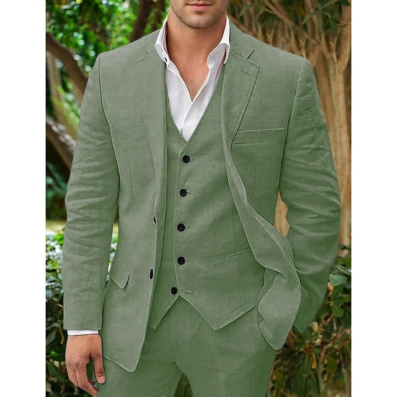 Homme en costume vert olive trois pièces, chemise blanche, posant en extérieur. Mode masculine élégante, tenue formelle, style moderne.