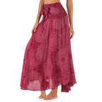 Jupe longue bohème rouge avec motifs mandala, ceinture nouée à la taille, style décontracté et élégant pour femme. Mode estivale tendance.