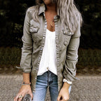 Femme portant une chemise kaki, un haut blanc et un jean bleu, tenant une boisson. Mode décontractée, style automne, accessoires bracelets.