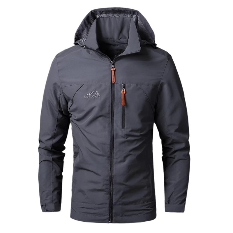 Veste imperméable homme gris foncé avec capuche, fermeture éclair, poche poitrine zippée, idéale pour randonnée et activités extérieures.