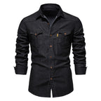 Chemise en jean noir pour homme, manches longues, boutons marron, poches poitrine, style décontracté, mode masculine, vêtement tendance.