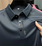Polo bleu marine élégant avec col boutonné, logo brodé, tissu texturé, idéal pour mode masculine, style décontracté et chic.