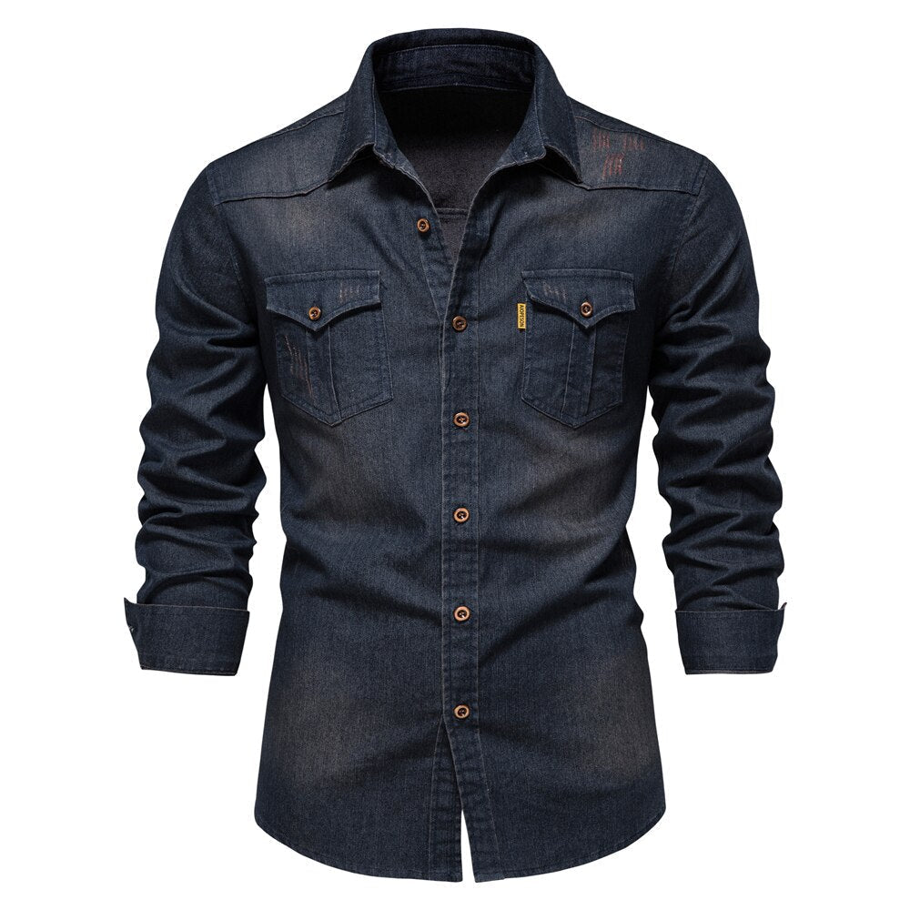 Chemise en jean bleu foncé pour homme avec manches longues, poches à rabat et boutons marron, style décontracté et moderne.