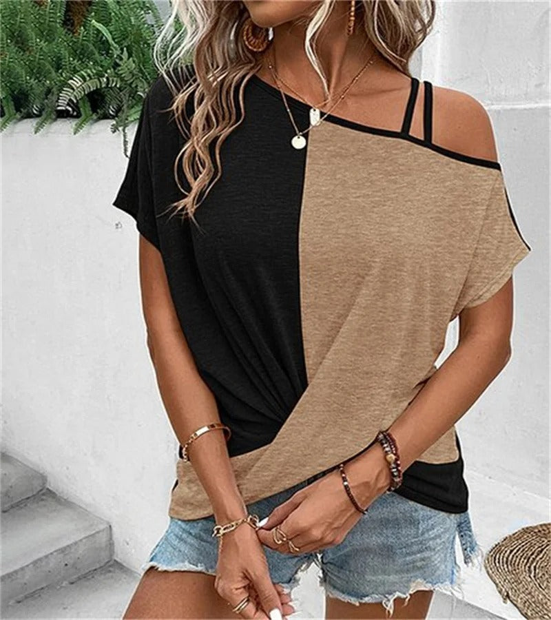 Femme portant un t-shirt bicolore noir et beige, épaules dénudées, avec short en jean. Accessoires: colliers, bracelets. Mode décontractée estivale.