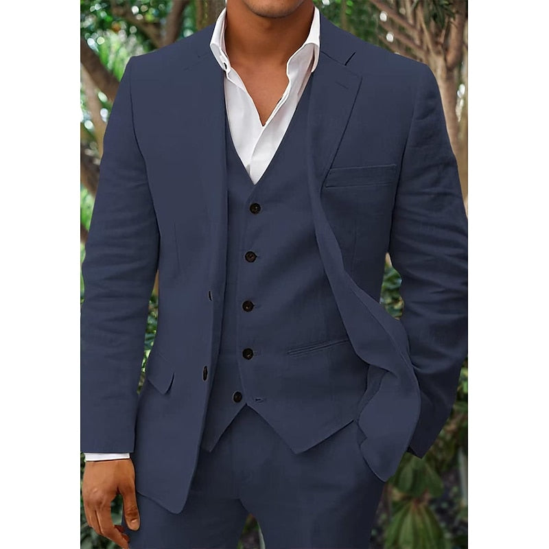 Costume homme bleu marine élégant avec gilet, chemise blanche, boutons noirs, idéal pour mariage ou affaires, mode masculine chic et moderne.