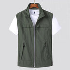 Gilet vert kaki sans manches pour homme, avec fermeture éclair, poches zippées, sur t-shirt blanc. Mode masculine, vêtement décontracté.