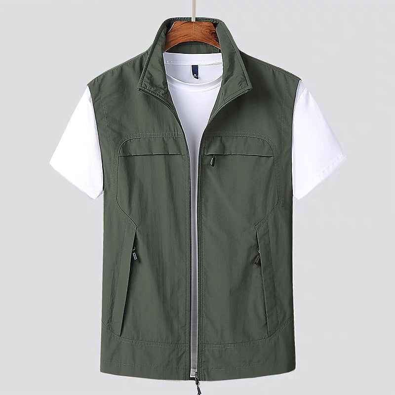 Gilet vert kaki sans manches pour homme, avec fermeture éclair, poches zippées, sur t-shirt blanc. Mode masculine, vêtement décontracté.