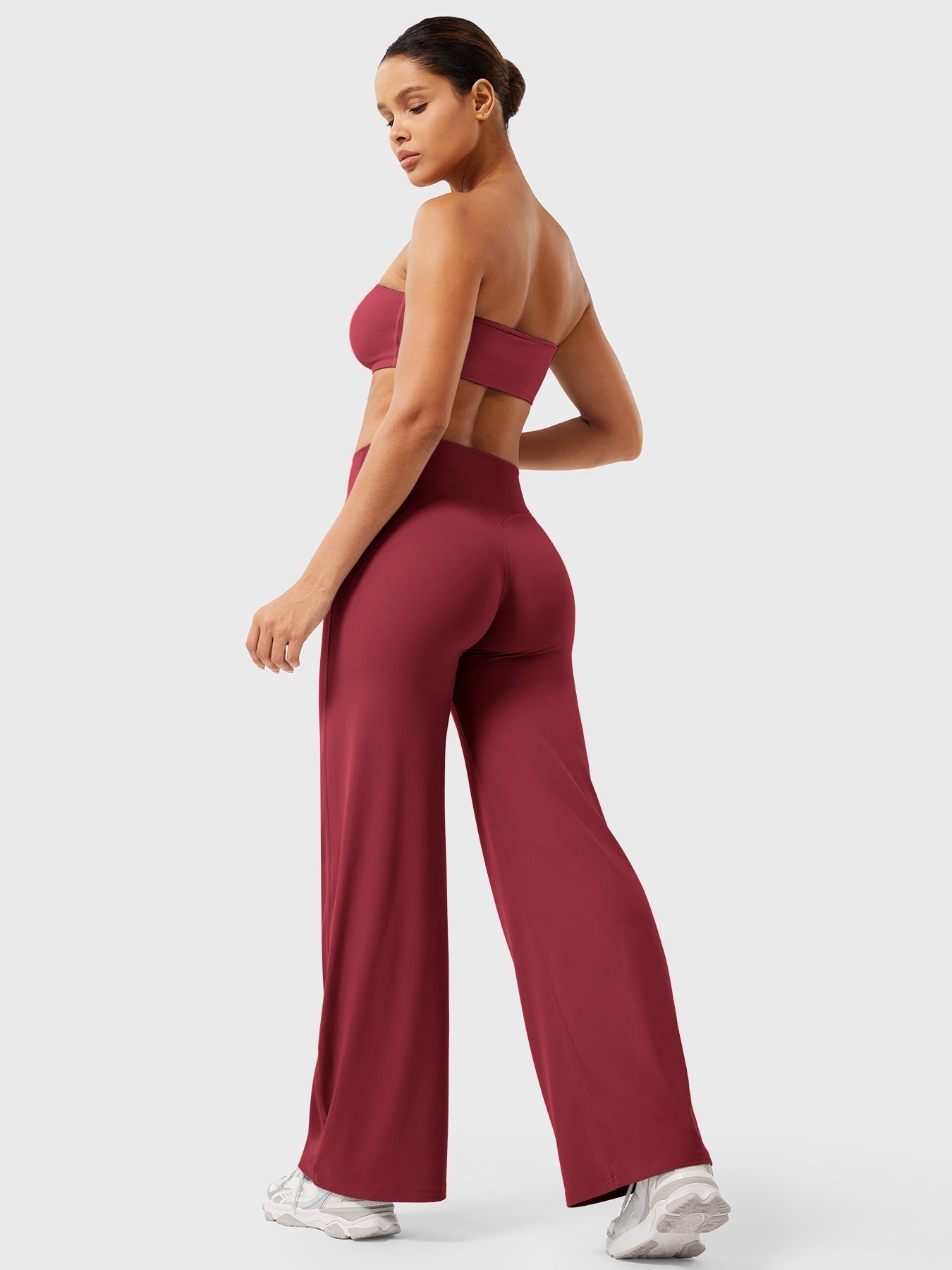 Pantalon évasé taille haute – Coupe droite stretch épousant les hanches