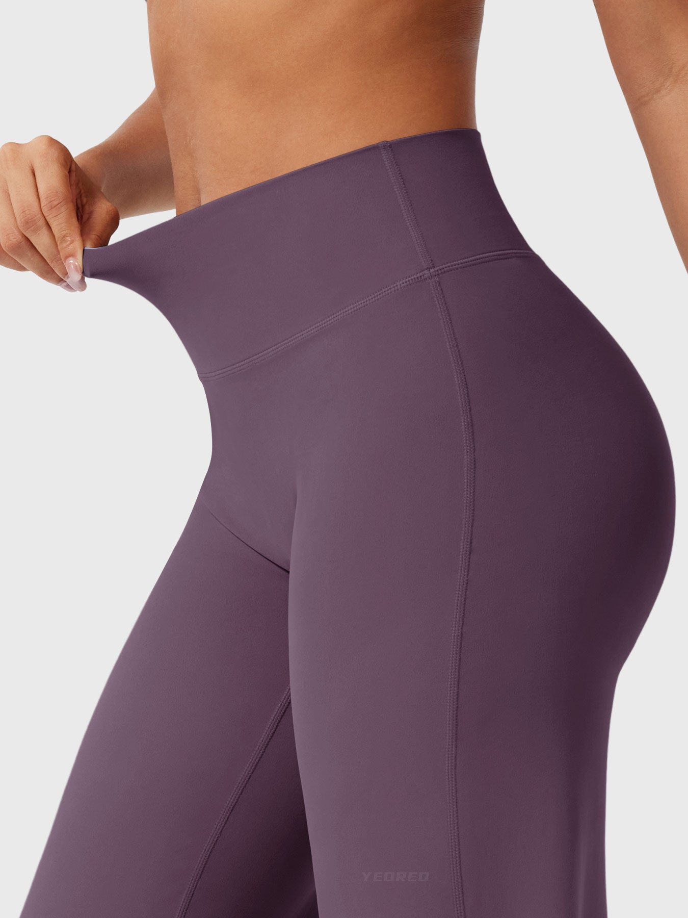 Pantalon évasé taille haute – Coupe droite stretch épousant les hanches