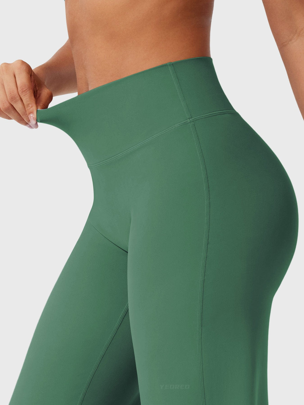 Pantalon évasé taille haute – Coupe droite stretch épousant les hanches