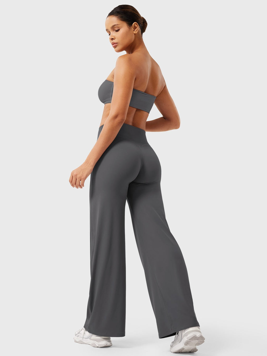 Pantalon évasé taille haute – Coupe droite stretch épousant les hanches