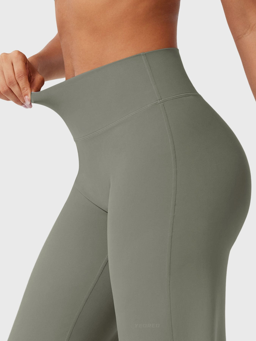 Pantalon évasé taille haute – Coupe droite stretch épousant les hanches