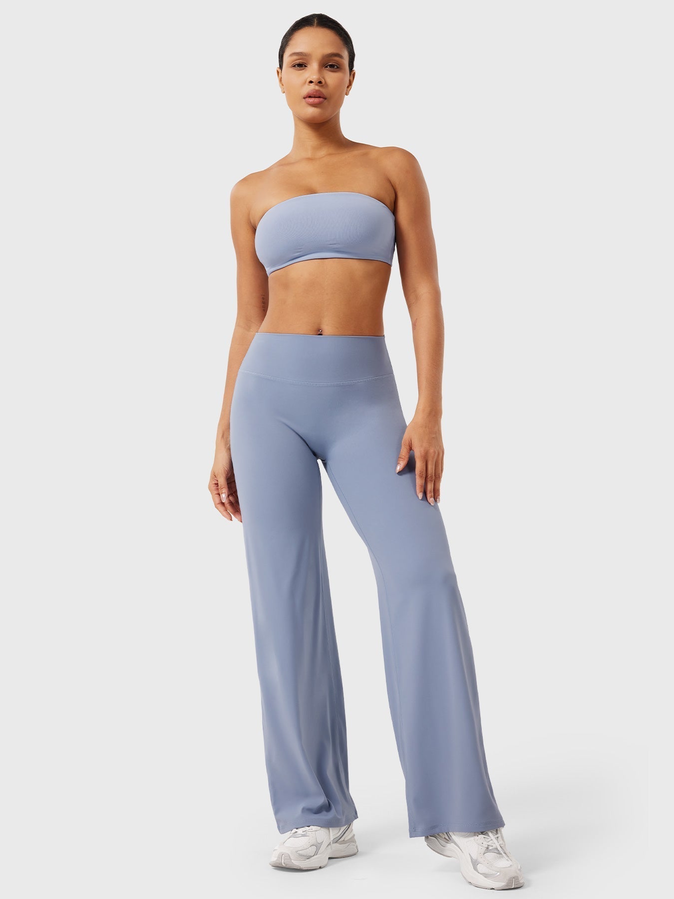 Pantalon évasé taille haute – Coupe droite stretch épousant les hanches