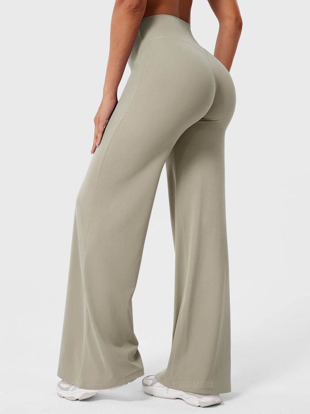 Pantalon évasé taille haute – Coupe droite stretch épousant les hanches