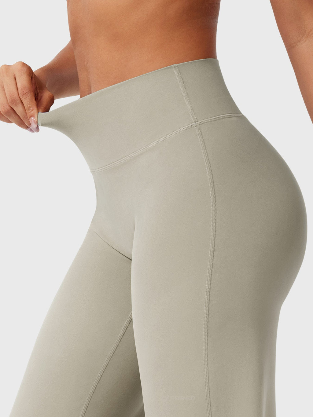 Pantalon évasé taille haute – Coupe droite stretch épousant les hanches