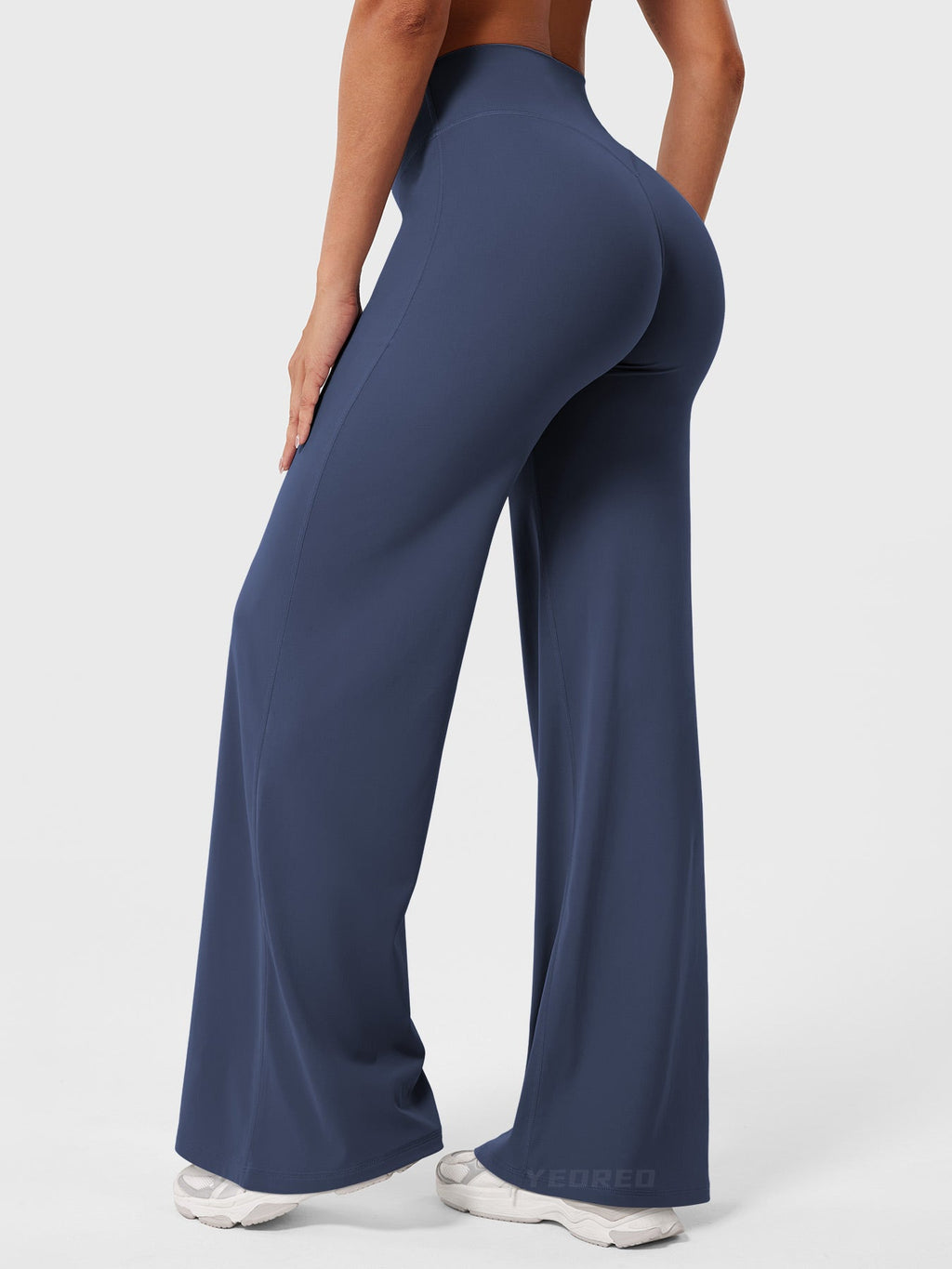 Pantalon évasé taille haute – Coupe droite stretch épousant les hanches