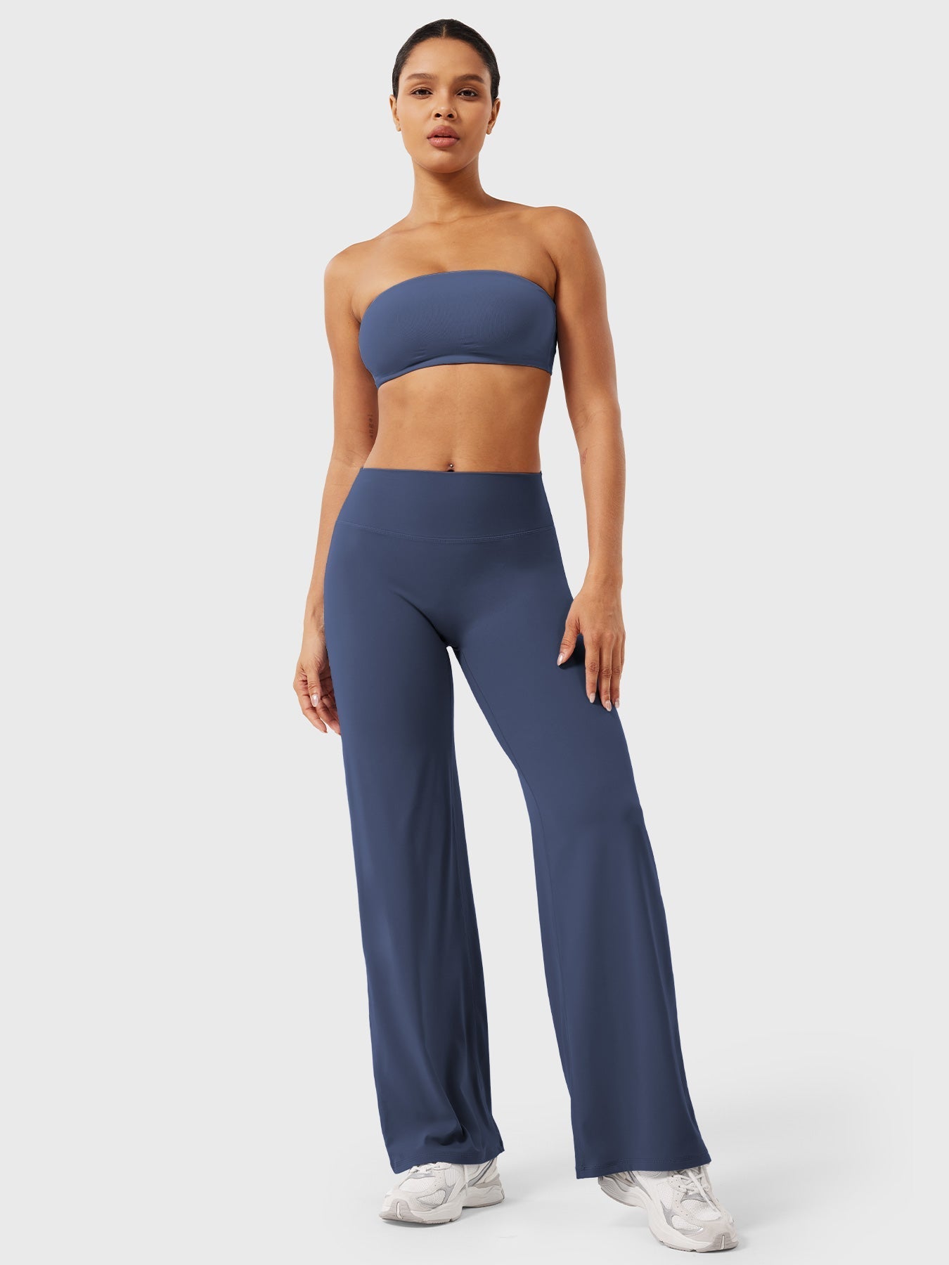 Pantalon évasé taille haute – Coupe droite stretch épousant les hanches