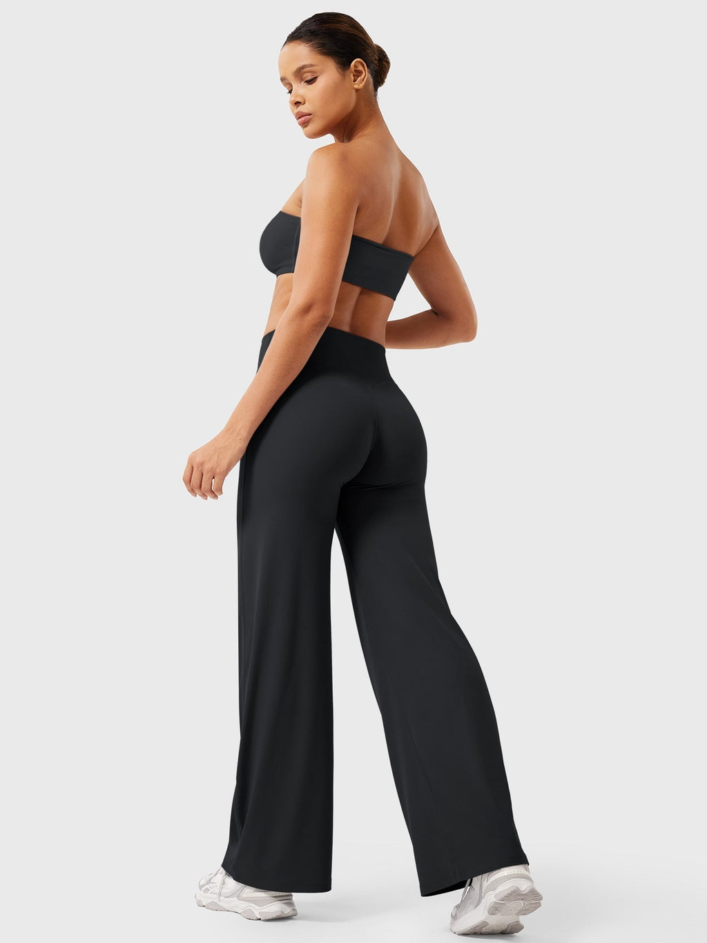 Pantalon évasé taille haute – Coupe droite stretch épousant les hanches