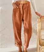 Pantalon en velours côtelé marron pour femme, taille haute, coupe ample, poches latérales, ourlets retroussés, style décontracté et élégant.